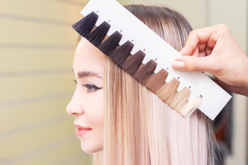 Frau mit blonden Haaren erhält eine Farbberatung beim Friseur am Bodensee
