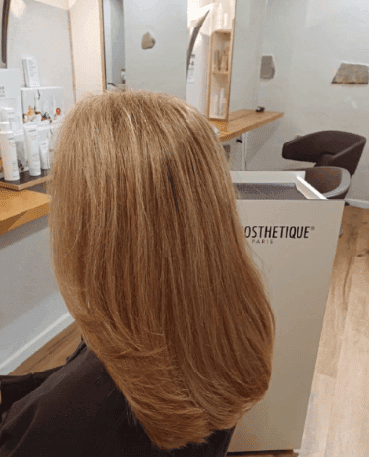 Frau beim Haare färben beim Meersburg Friseur