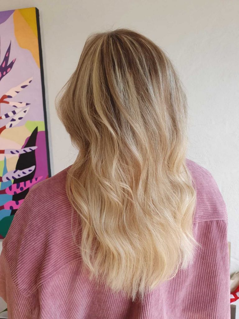 Frau mit blond braun gefärbten Haaren